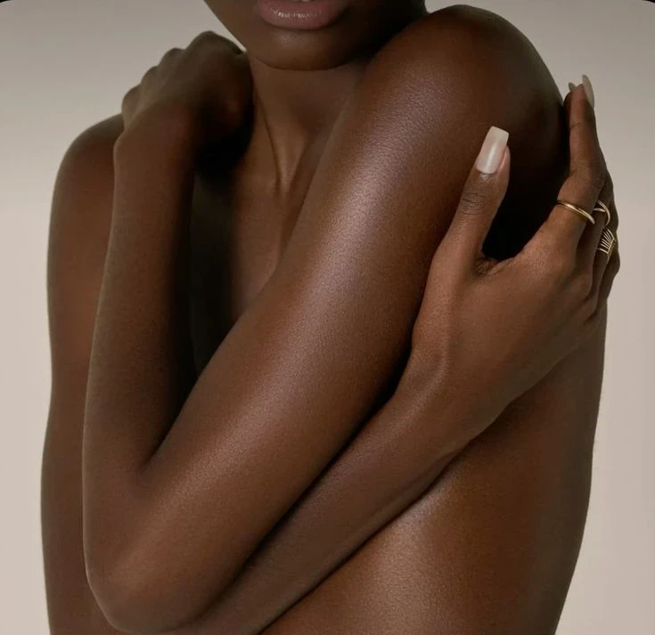 Corps de femme nue qui se cache la poitrine avec une peau lisse